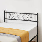 Estrutura de Cama de Plataforma em Metal com Cabeceira Decorativa em Coração